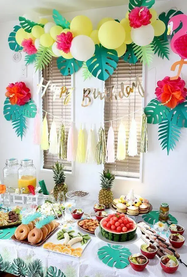 decoração de festa surpresa com tema tropical Foto Yazi