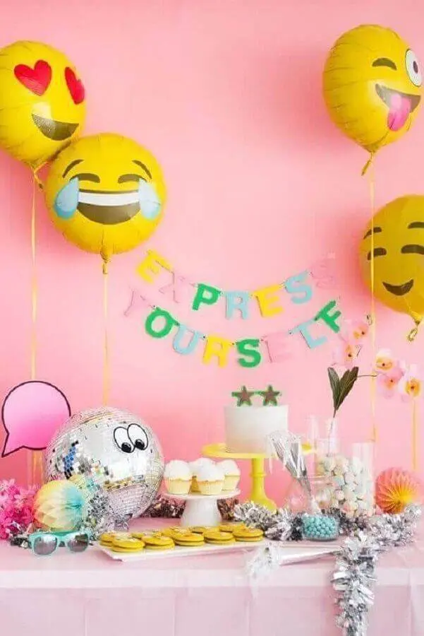decoração de festa surpresa divertida com balões de emoji Foto Oh Happy Day!