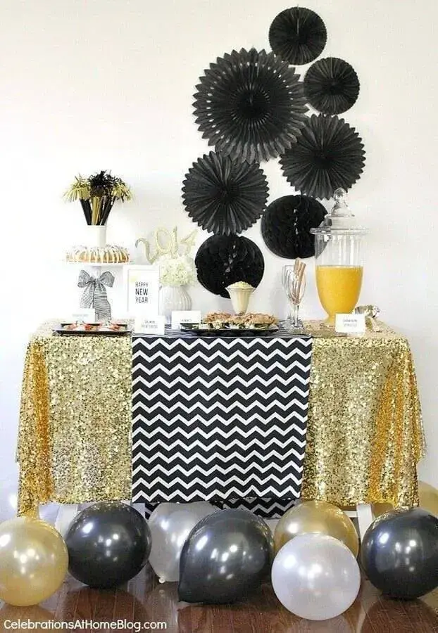 decoração de festa surpresa preta e dourada Foto Celebrations At Home