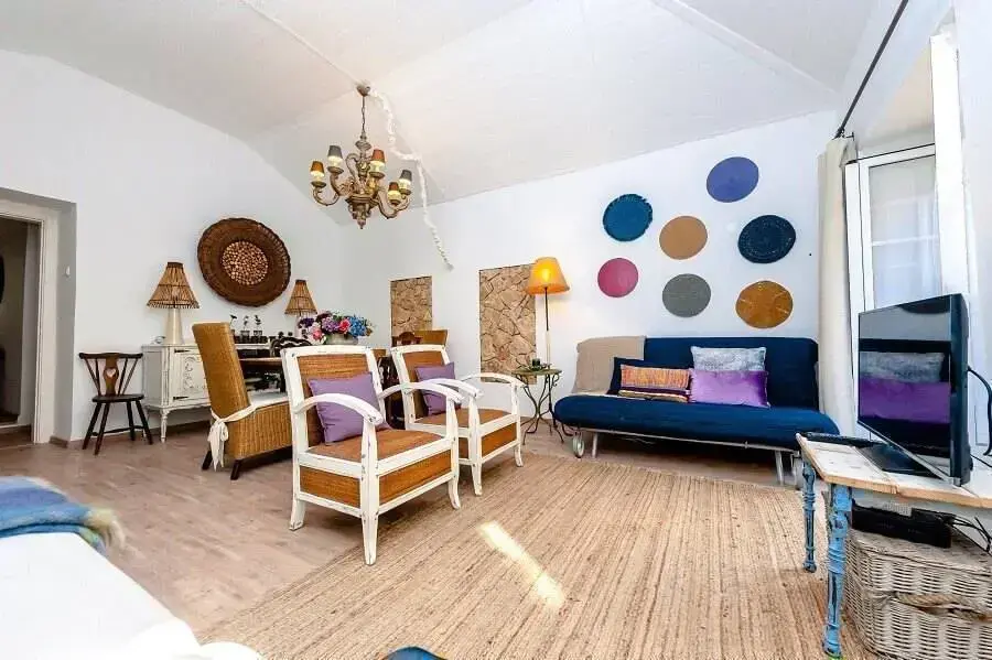 decoração de sala simples com sofá azul