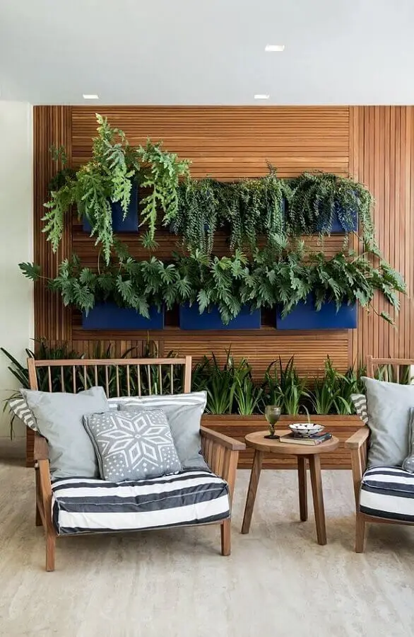 decoração de varanda com poltrona de madeira com almofadas Foto Pinterest