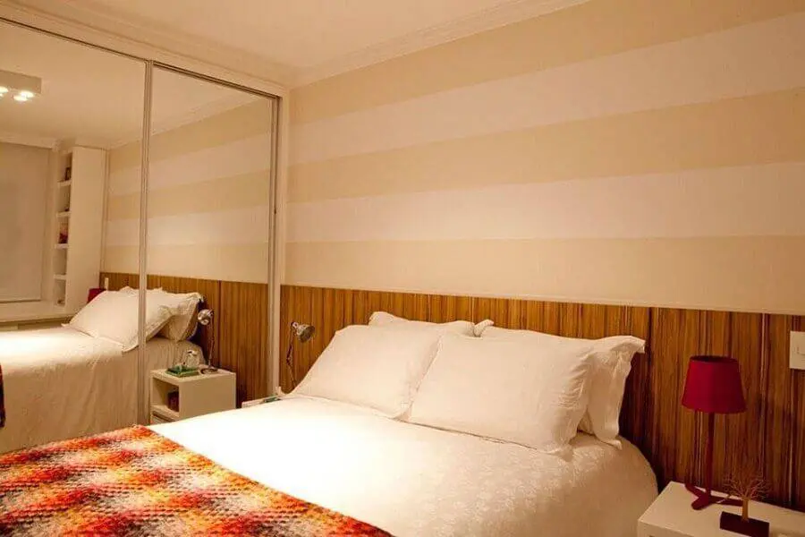 decoração em tons neutros para quarto de casal com papel de parede listrado Foto Gabriela Marques