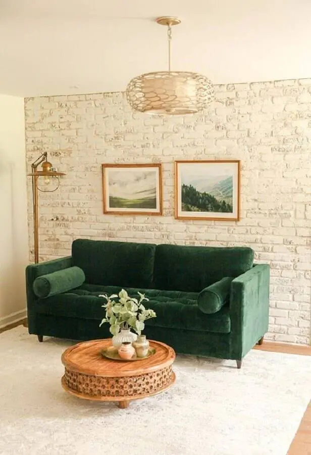 decoração em tons neutros para sala com sofá verde e parede de tijolinho rústica Foto In Honor of Design