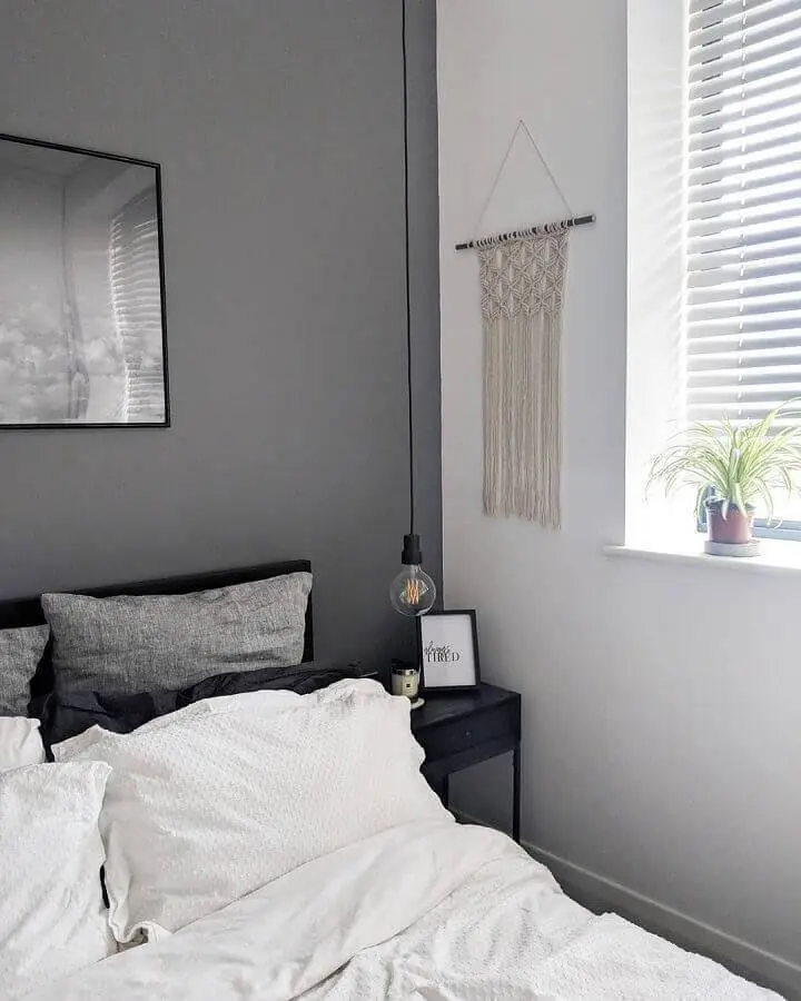 decoração minimalista para quarto com parede cinza Foto Le Blanc Le Noir