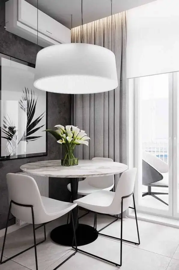 decoração moderna cor branca com mesa redonda pequena Foto Maurício Gebara Arquitetura