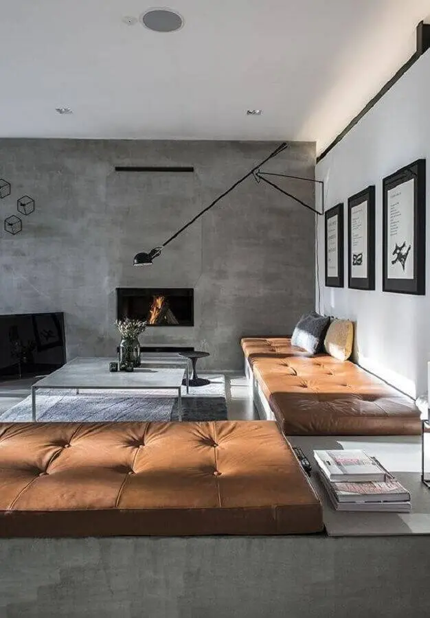 decoração moderna para sala ampla com parede cinza de cimento queimado Foto HappyModern