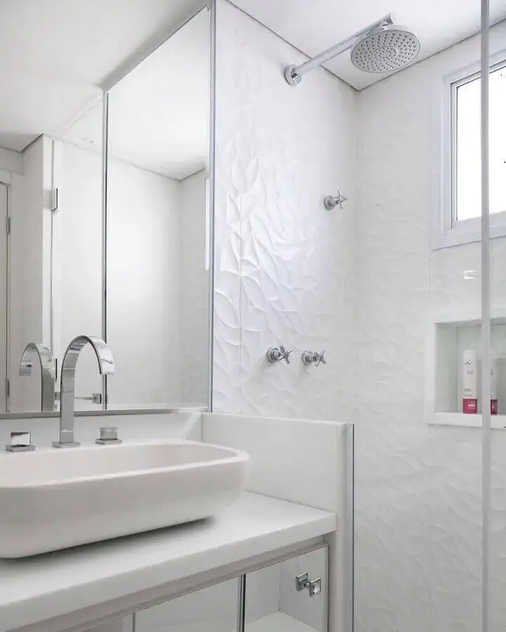 decoração para banheiro todo branco com revestimento 3d Foto Karen Piscane