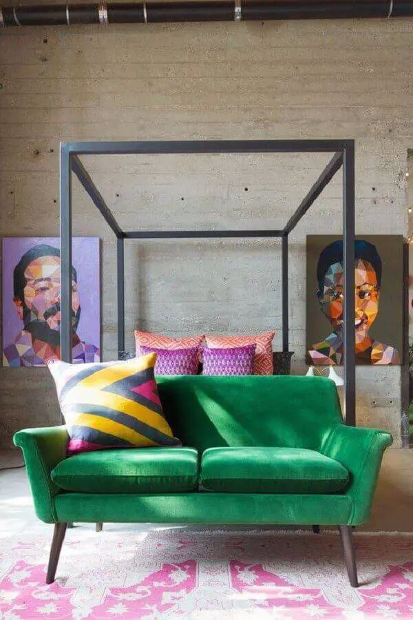 decoração para quarto com sofá verde e parede com acabamento rústico Foto AphroChic