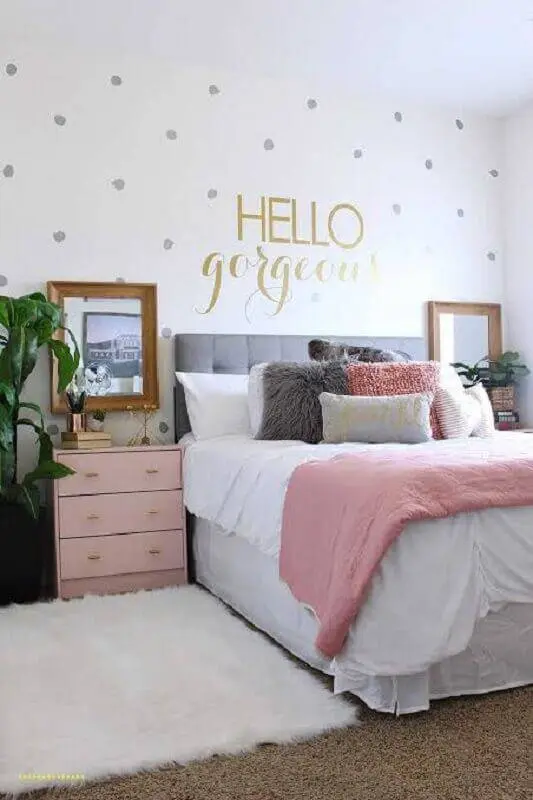 decoração para quarto feminino decorado com papel de parede e criado mudo rosa Foto Home Design Ideas