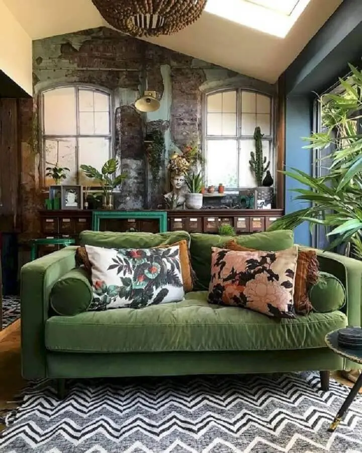 decoração para sala com estilo antigo com sofá verde Foto Jihan Shanum