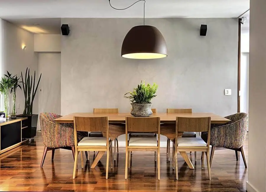 decoração para sala de jantar com parede de cimento queimado e mesa de madeira Foto Studio Scatena Arquitetura
