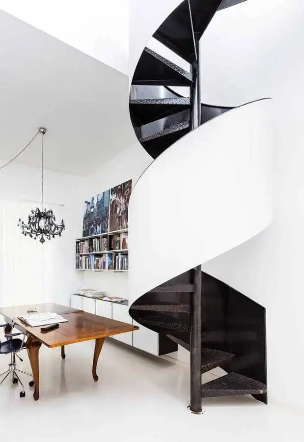decoração para sala na cor branca com escada preta e lustre candelabro Foto Danielle Moss