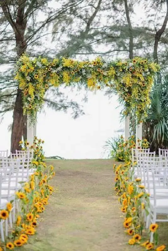 decoração rústica com arco de flores para cerimônia de casamento Foto Wedding Forward