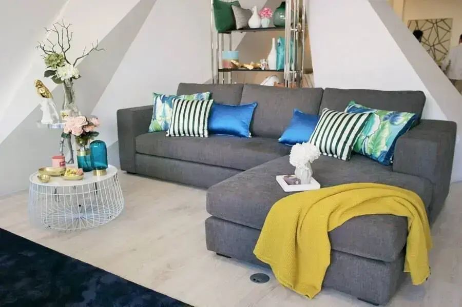 decoração simples para sala com almofadas coloridas para sofá cinza