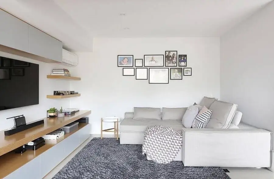 decoração simples para sala com parede cor branca e tapete cinza Foto Quattrino Arquitetura