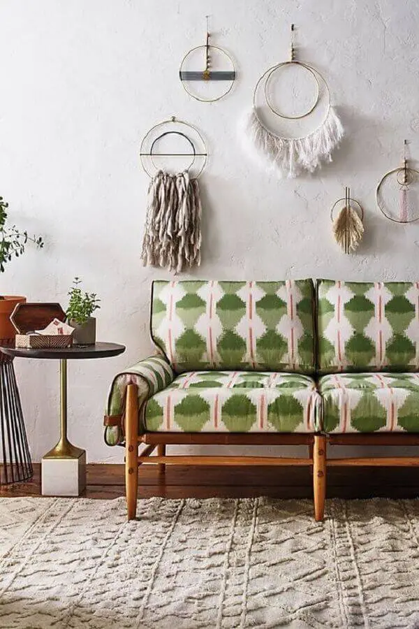 decoração simples para sala com sofá verde estampado Foto Anthropologie