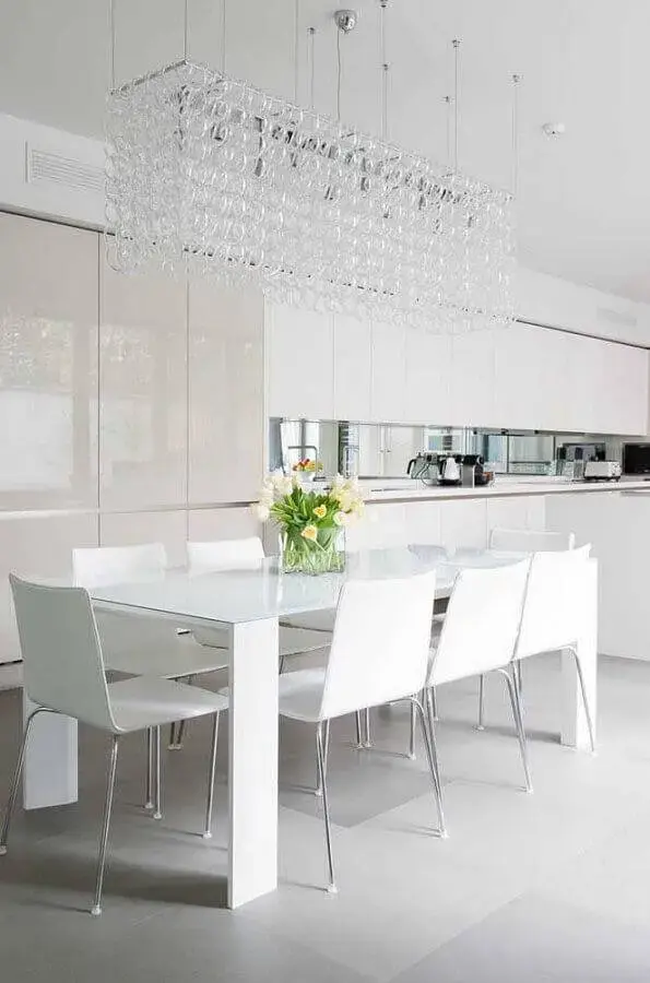 decoração sofisticada para cozinha na cor branca com lustre de cristal Foto We Heart It