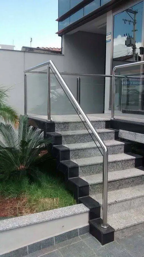 escada externa com guarda corpo de vidro e alumínio Foto Pinterest