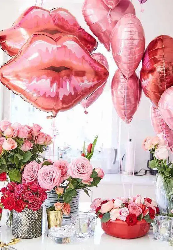 Festa em casa simples com balões e flores combinando