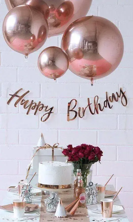 festa de aniversário surpresa decorada com detalhes em rose gold Foto Pinterest