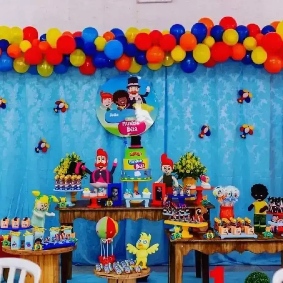 festa mundo bita decorada com balões coloridos e mesa de madeira Foto Santielli Decorações