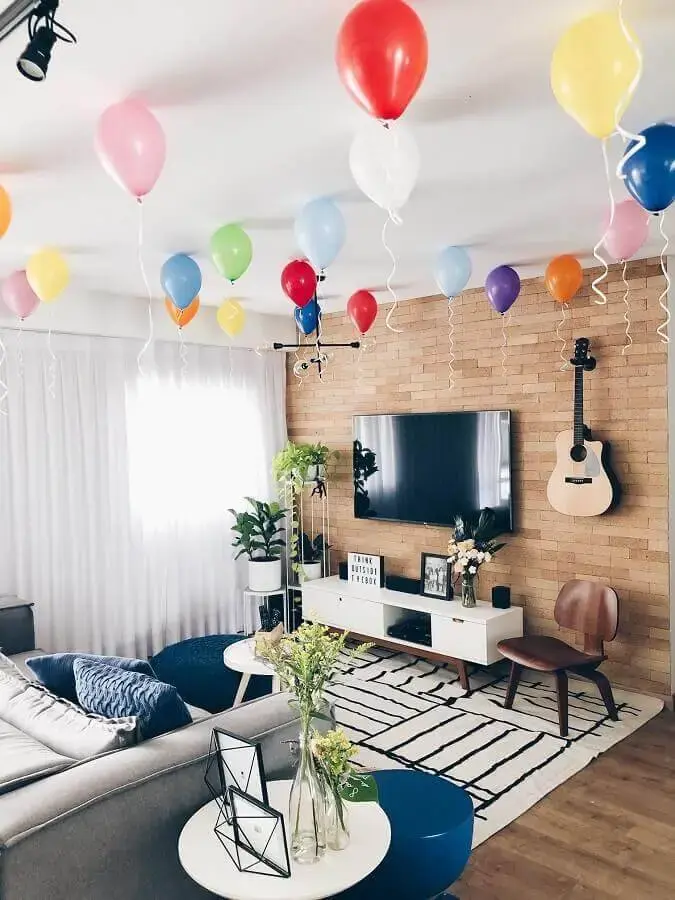 festa surpresa simples e barata decorada com balões coloridos Foto Apartamento 203