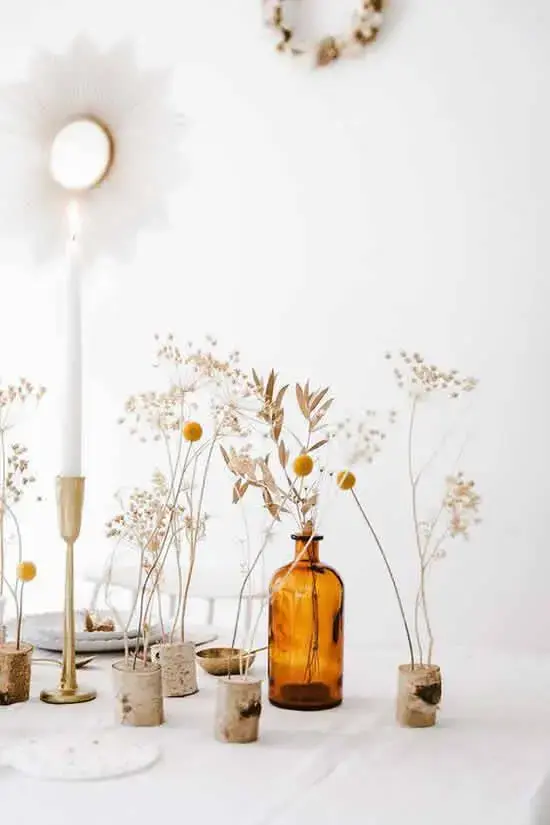 flores secas - mesa de festa com flores e garrafas 