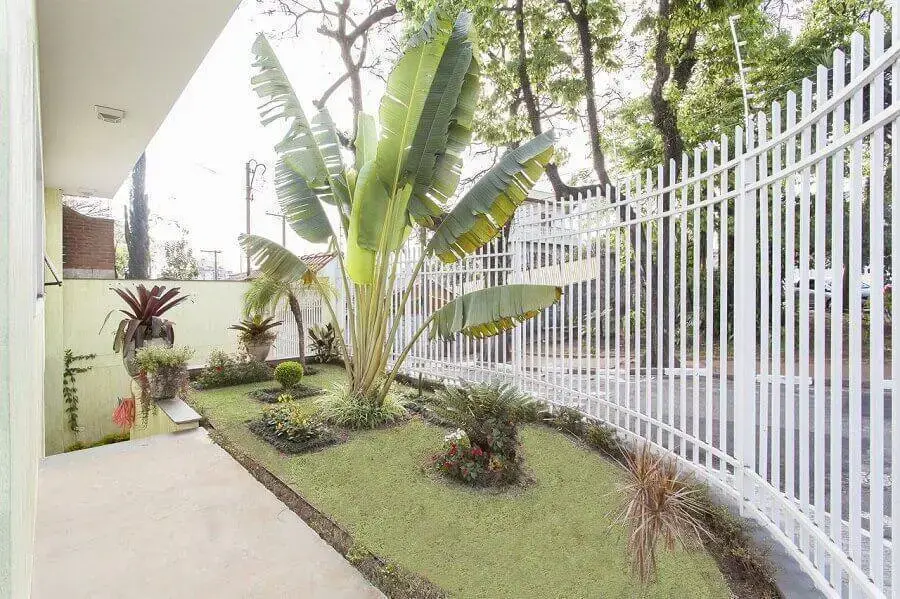 frente de casa com jardim residencial e portão branco Foto TT Interiores