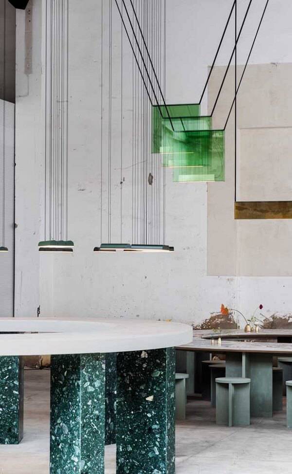 O granito verde ubatuba serviu de acabamento para a mesa da sala de jantar