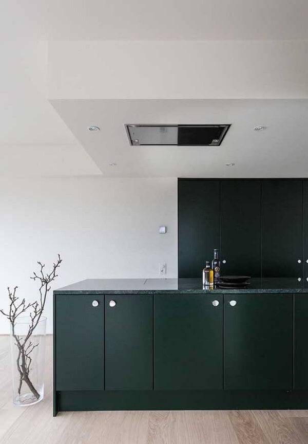 Cozinha minimalista com bancada de granito verde ubatuba