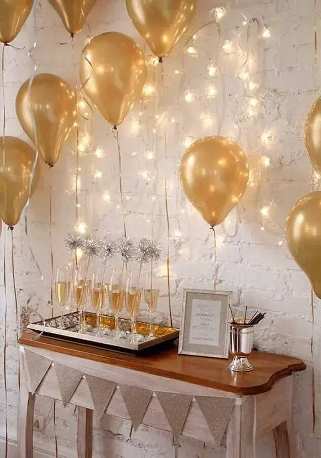 ideia de decoração para festa surpresa com balões dourados Foto Pinterest