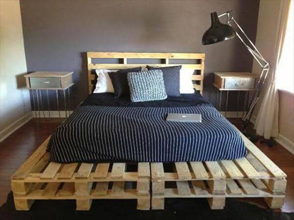 Utilize várias peças de madeira para formar uma cama de pallet