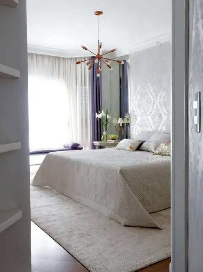 lustre para quarto moderno decorado em branco e lilás Foto Pinterest