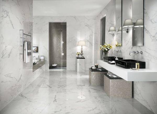 Banheiro com revestimento de mármore