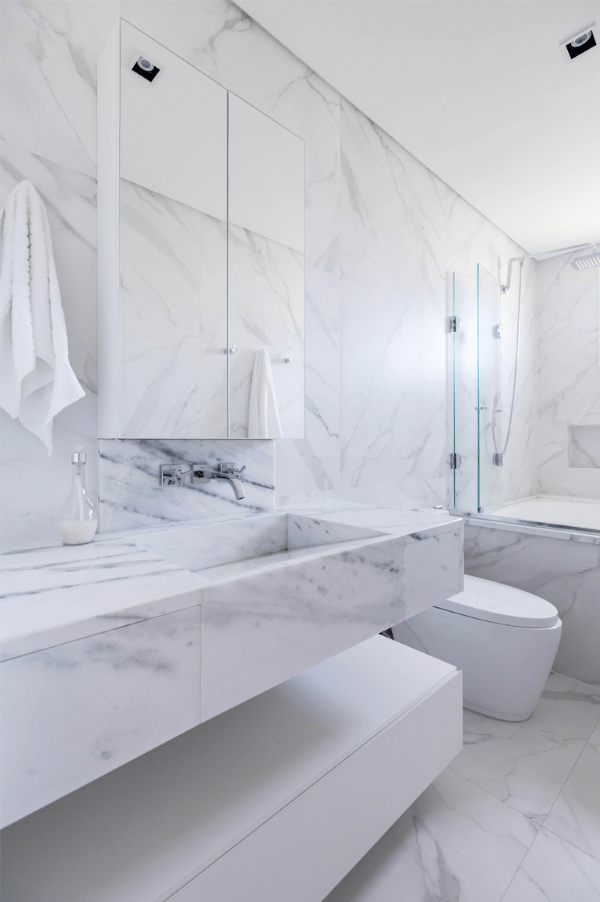 Banheiro clean com mármore de carrara