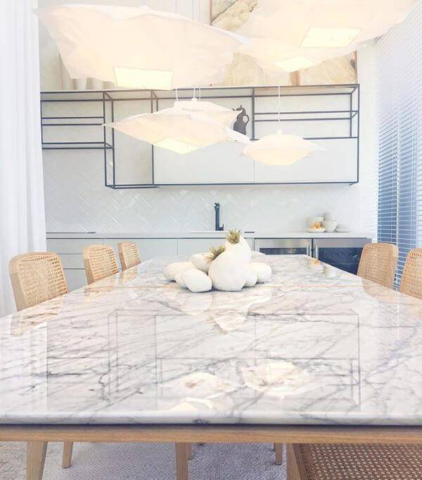 Mesa de jantar com mármore carrara
