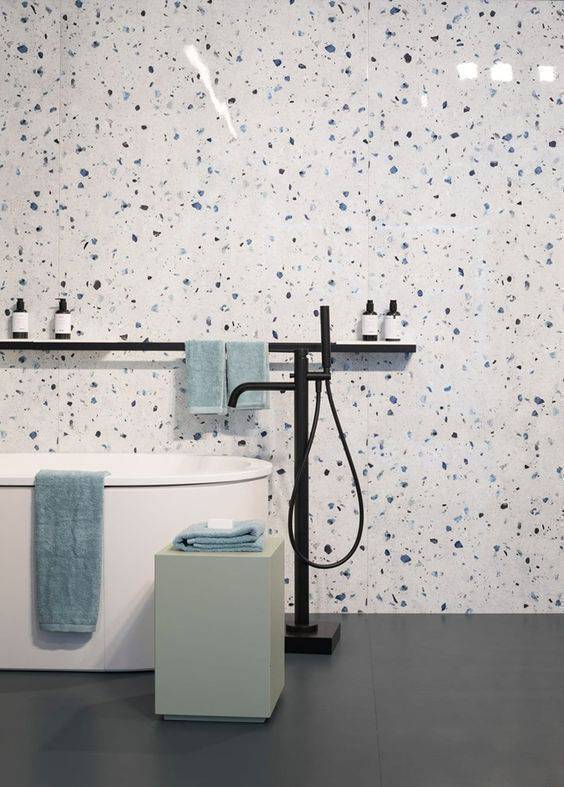 marmorite - banheiro com parede de marmorite 