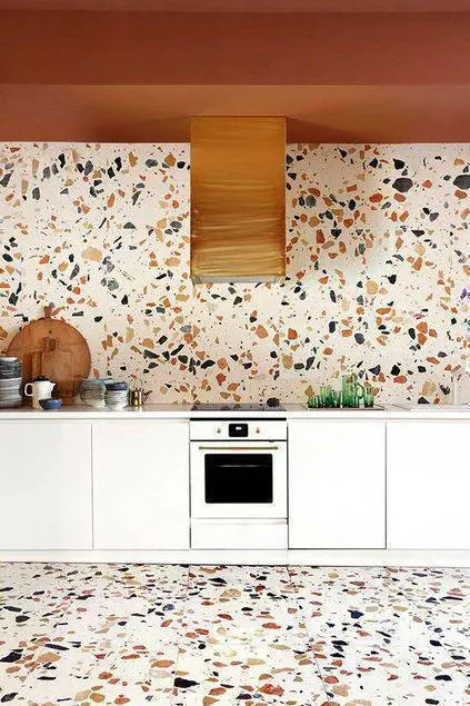 marmorite - cozinha com marmorite no chão e na parede 