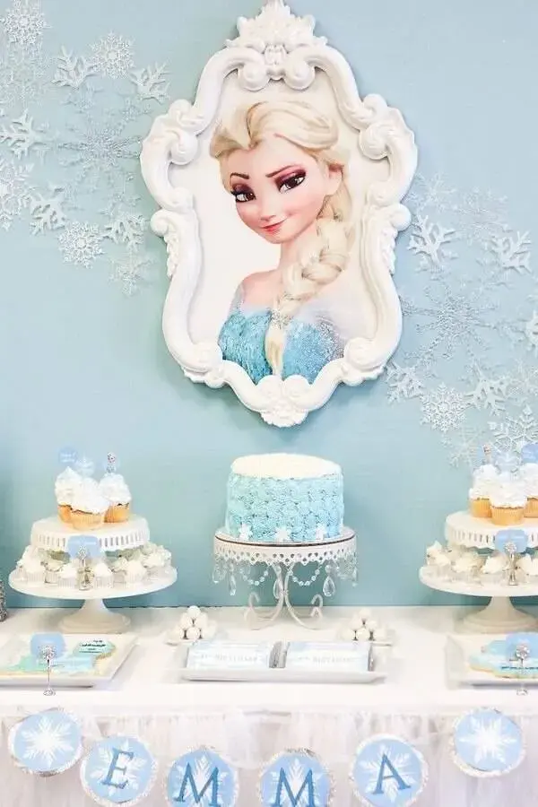 birthday table with clean decoration with simple frozen cake Photo A Minha Festinha