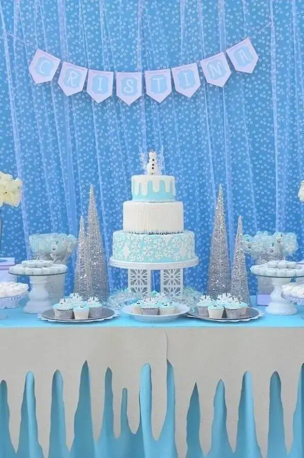 birthday table decorated with frozen 3 floor cake with olaf on top Foto Assetproject