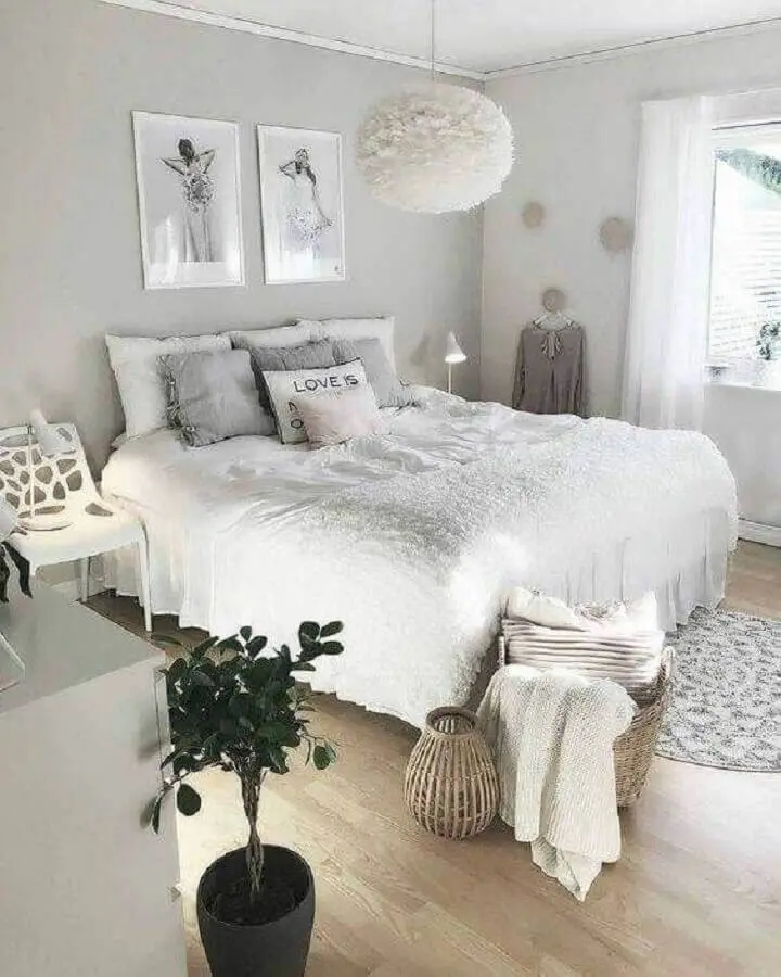 modelos de quarto clean decorado com lustre diferente e tapete redondo pequeno Foto Decoração de Casa