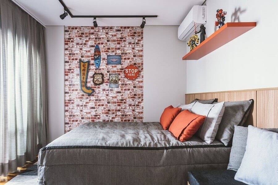 modelos de quarto decorado com papel de parede de tijolinho e trilho de luz Foto Daniela Gradella