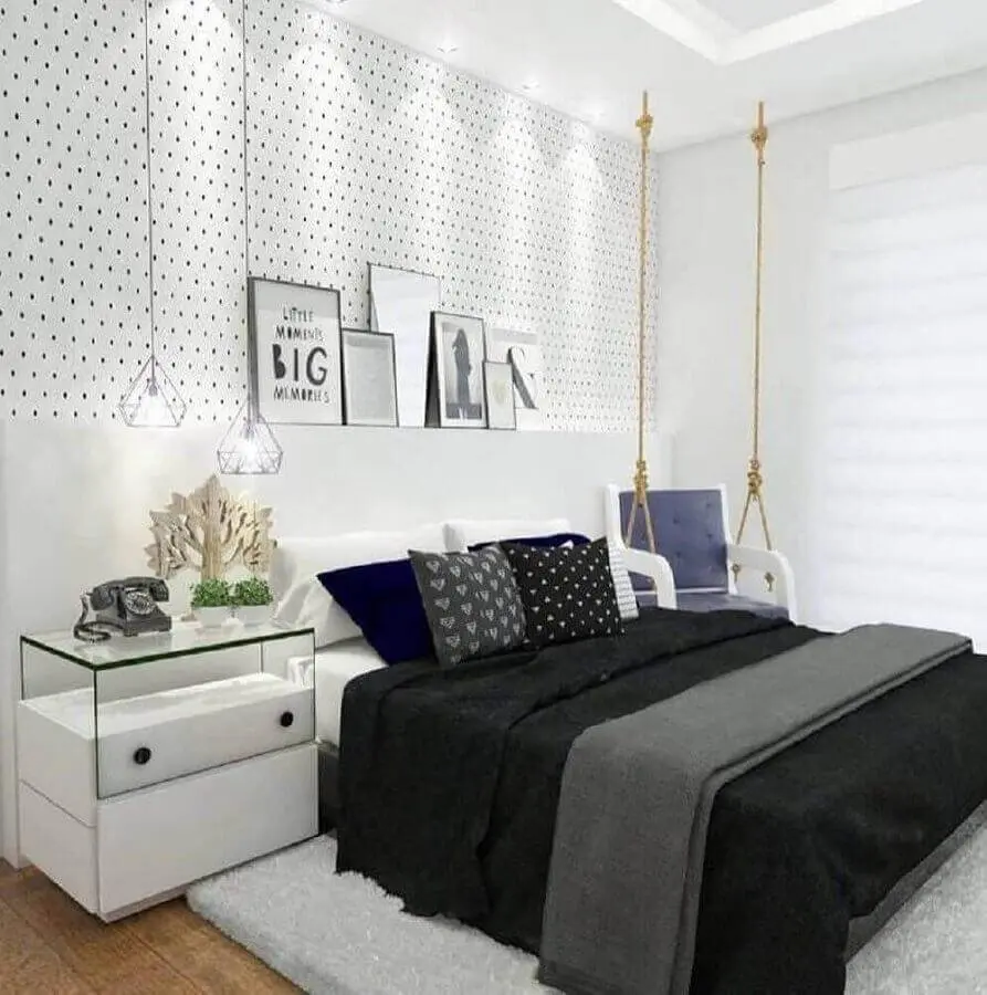 modelos de quarto todo branco decorado com papel de parede de bolinha e poltrona de balanço Foto Webcomunica