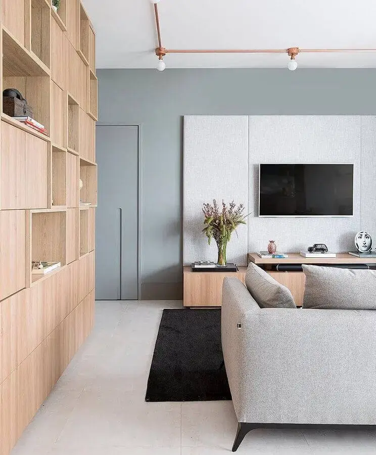 parede cinza claro para sala moderna com móveis de madeira clara Foto Melina Romano Interiores