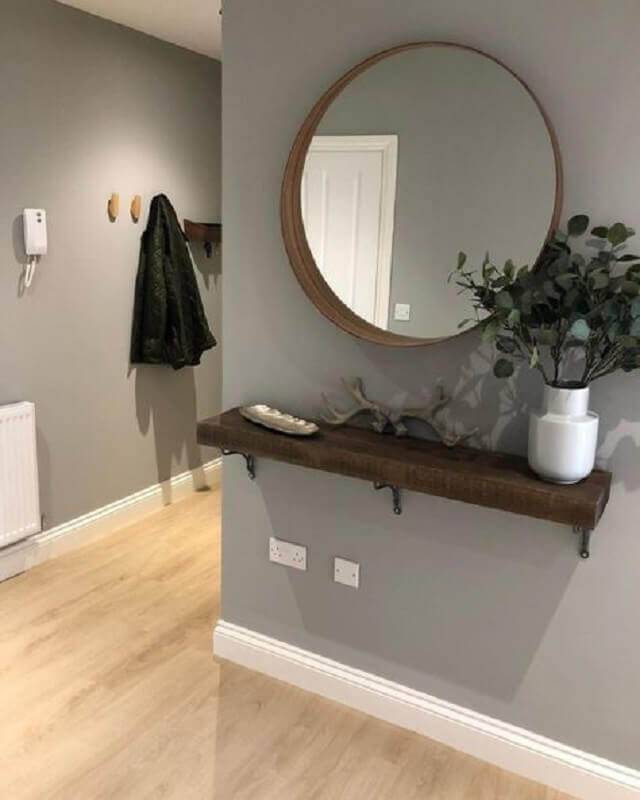 parede cinza decorada com espelho grande redondo Foto Pinterest