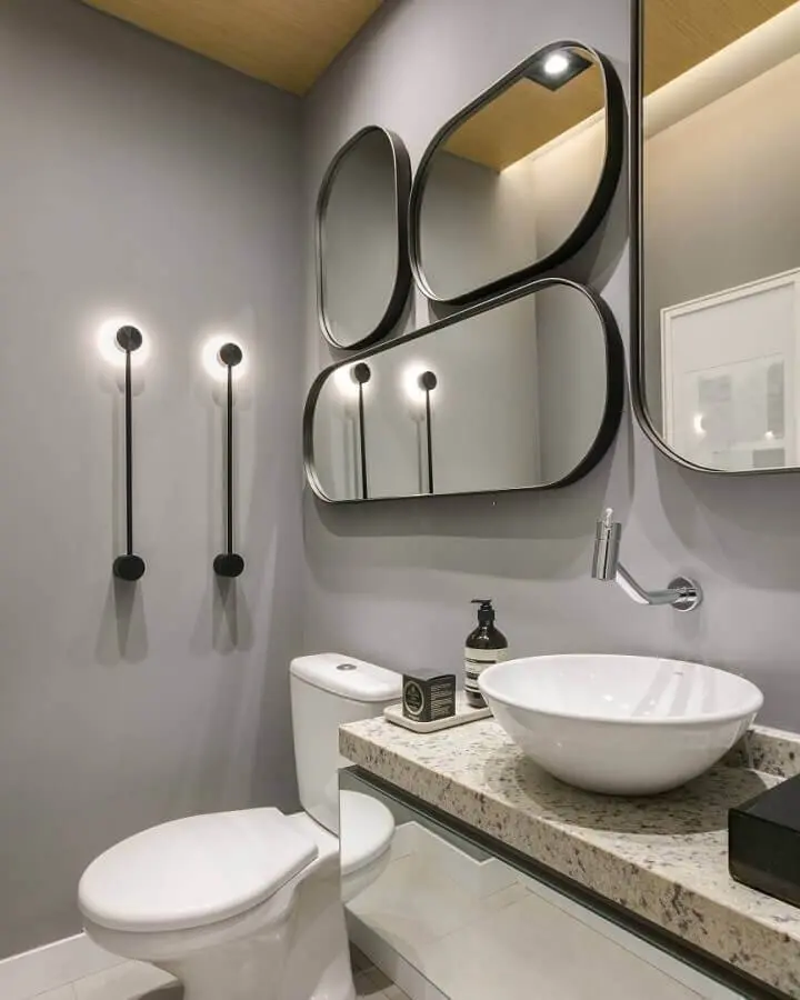 parede cinza para banheiro decorado com espelhos de vários tamanhos Foto Thaisa Bohrer