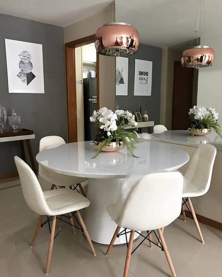parede cinza para decoração de sala de jantar com mesa redonda branca Foto Karina Avelino