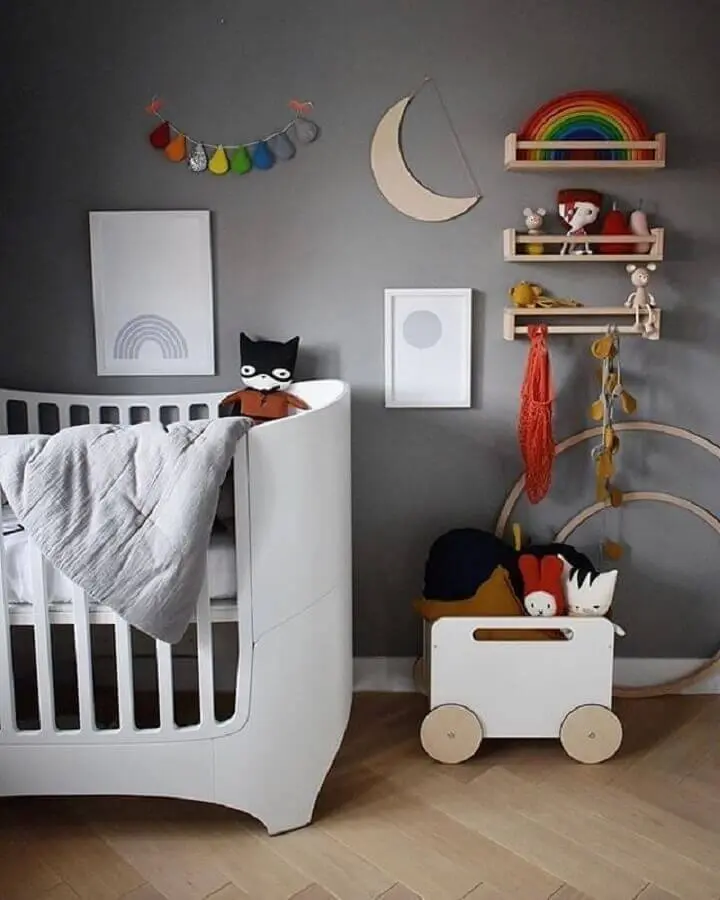 parede cinza para quarto de bebê com berço branco Foto OOH NOO