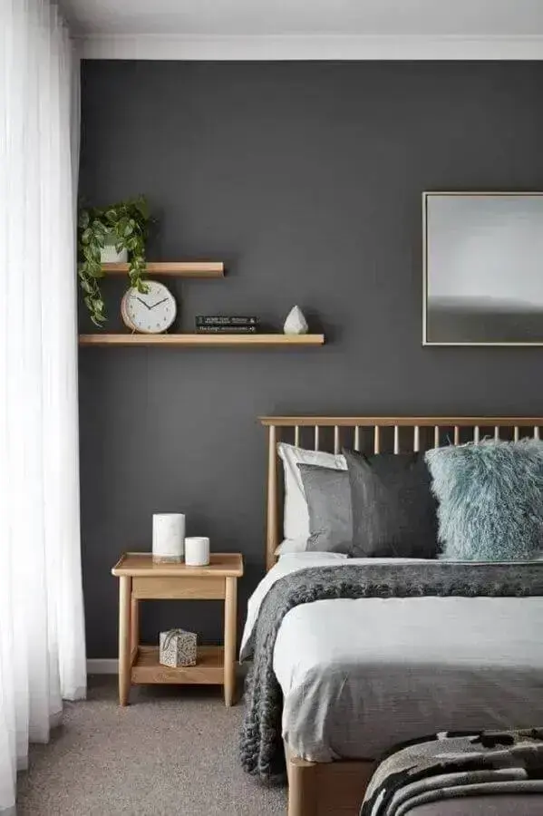 parede cinza para quarto decorado com móveis e prateleiras de madeira Foto Vhiena - blogger inspiration