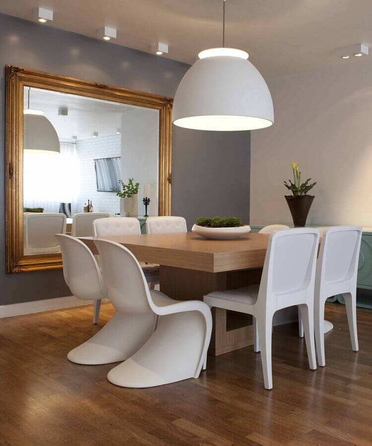 parede cinza para sala de jantar com espelho grande e mesa quadrada Foto In House Designers